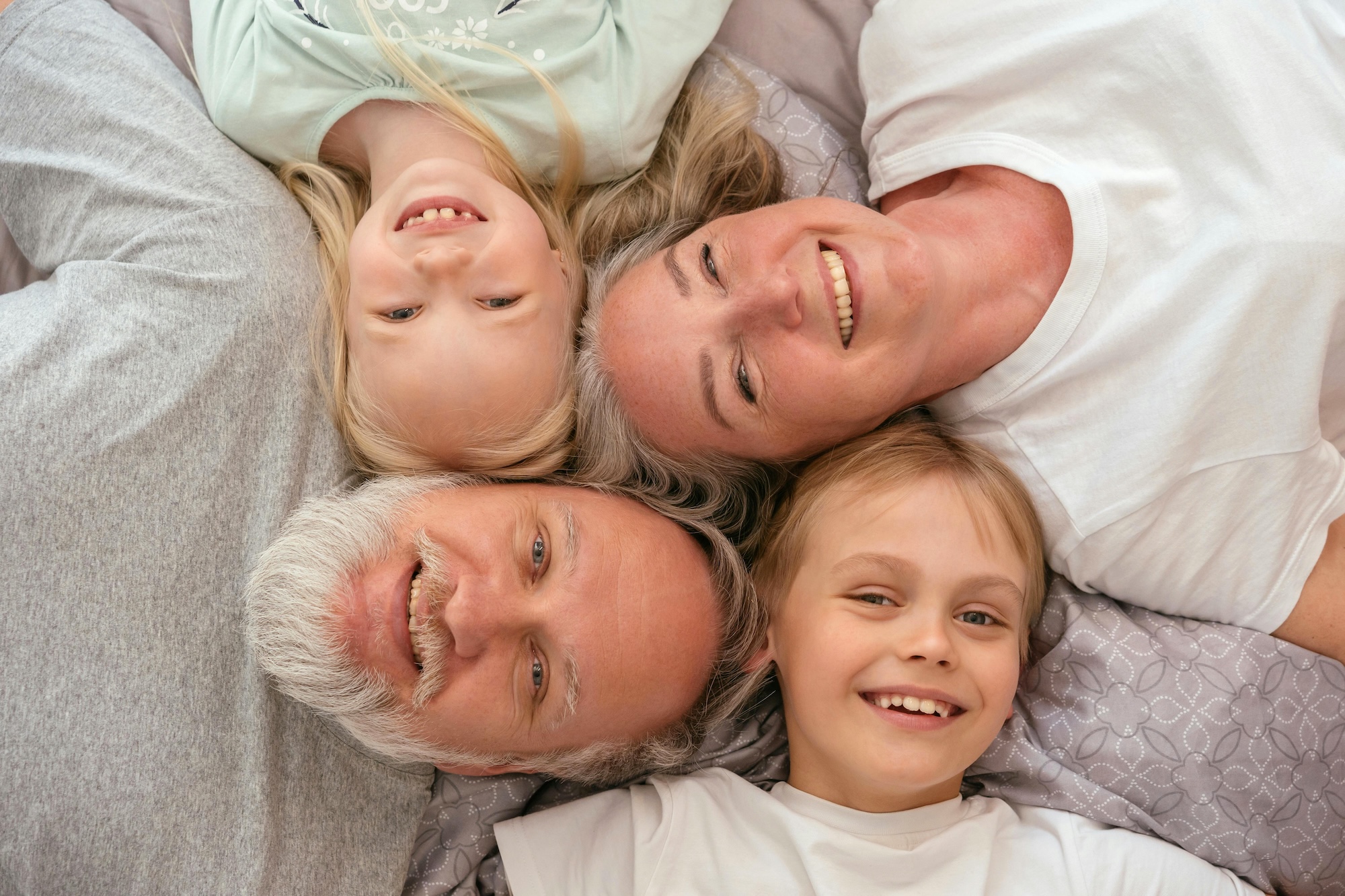 Por qué los abuelos pueden ser un apoyo clave para la salud mental de niños y adolescentes