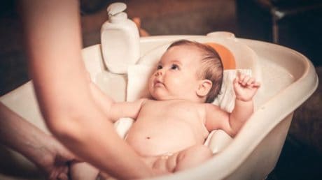 mitos de los recién nacidos el-primer-bano-del-bebe-3