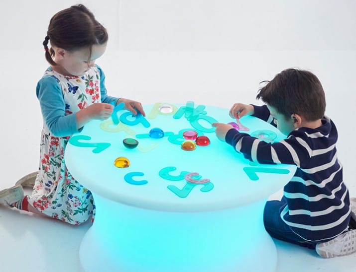 Pedagogía Reggio Emilia cubo-mesa-de-luz-de-leds-tickit-2