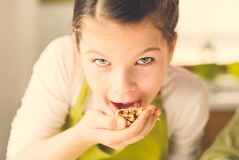 ¿Pueden tomar frutos secos los bebés y niños pequeños?