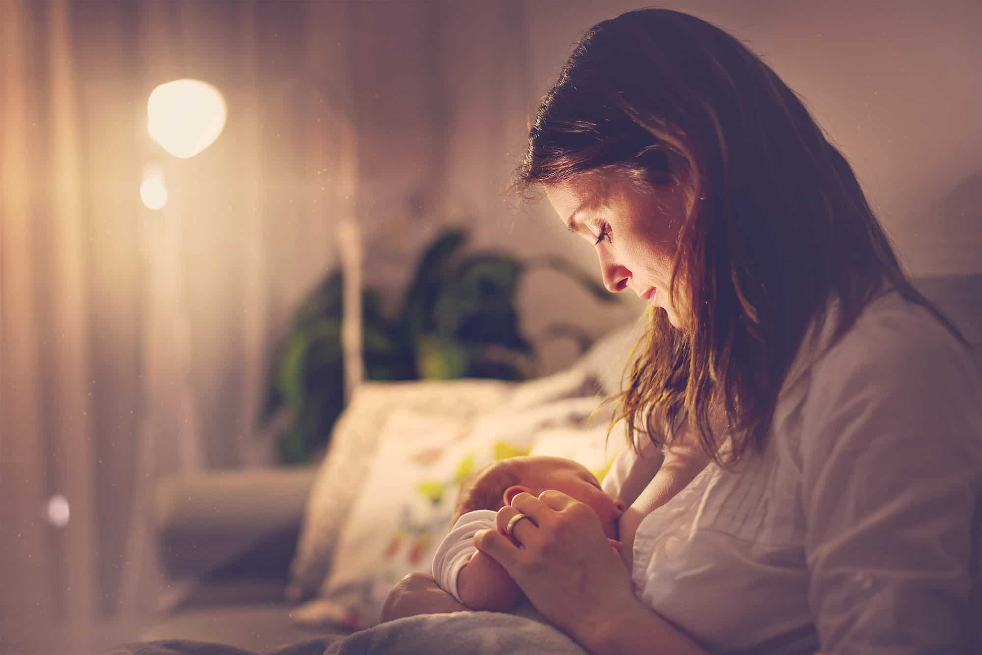 Beneficios de la lactancia nocturna: Las propiedades de la leche materna cambian por la noche para ayudar al descanso del bebé