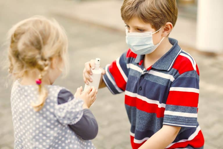 ¿Por qué bebés y menores de dos años no deben llevar mascarilla?