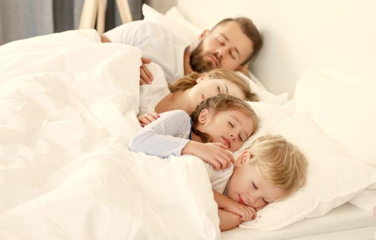 colecho entre hermanos niño y niña