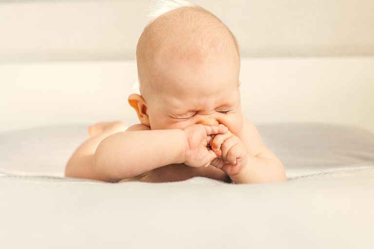 un niño se mete algo en la nariz