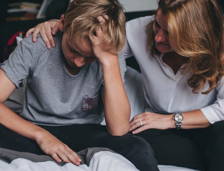 Noto triste a mi hijo pero no quiere hablar conmigo, ¿qué hago?