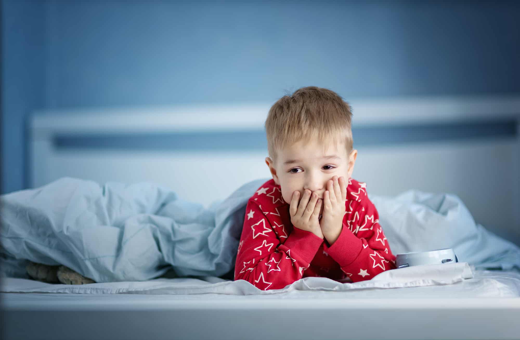 ¿Por qué mi hijo tiene miedo a dormir?