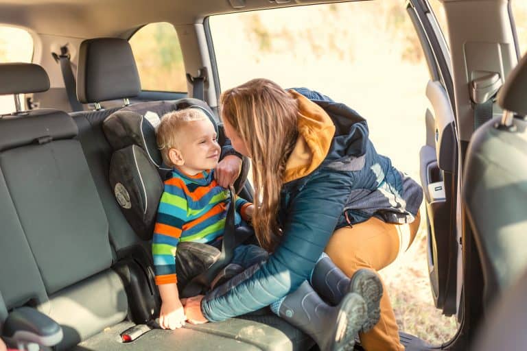 ¿Hasta qué edad es obligatoria la silla en el coche?