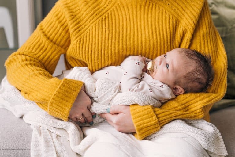 ¿Por qué si dejo a mi bebé en la cuna se despierta al instante?