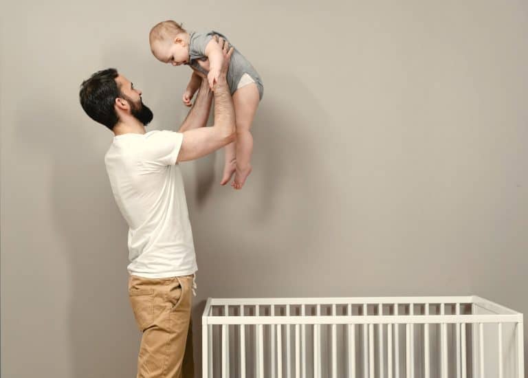 ¿Por qué si dejo a mi bebé en la cuna se despierta al instante?