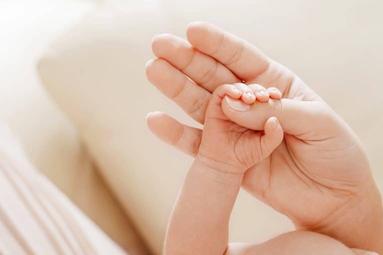 ¿Por qué si dejo a mi bebé en la cuna se despierta al instante?