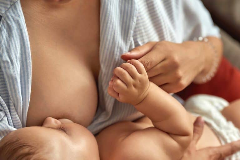 ¿Qué factores inmunológicos tiene la leche materna?