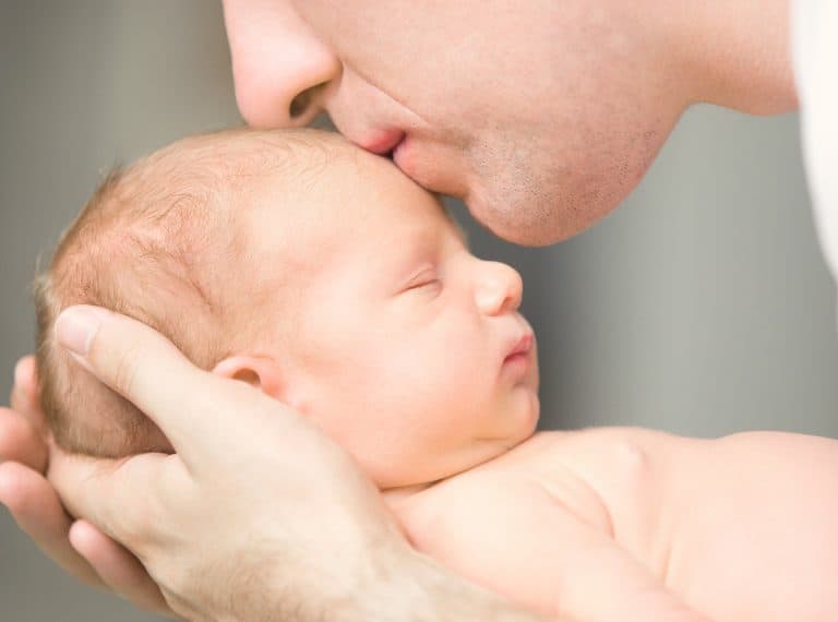 besar a los hijos en la boca Día del Beso: Besar a nuestros hijos en la boca, ¿sí o no?