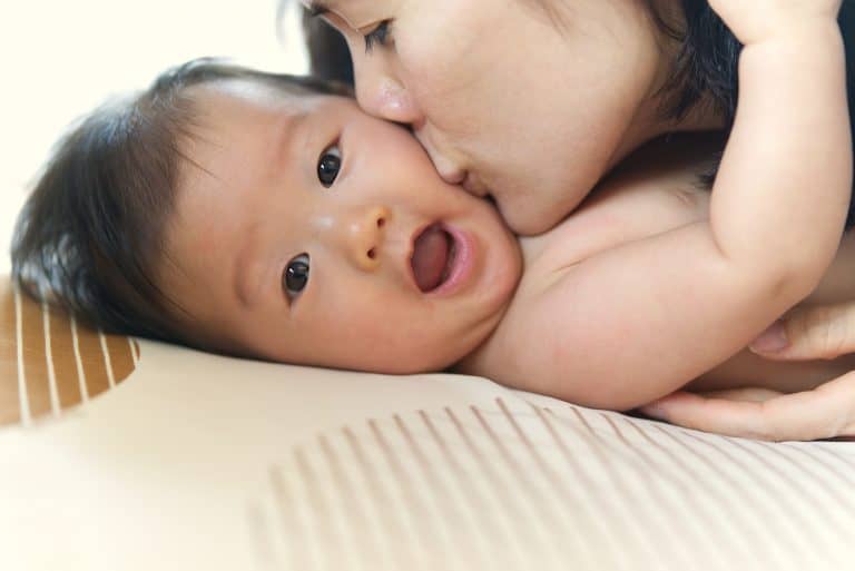besar a los hijos en la boca Día del Beso: Besar a nuestros hijos en la boca, ¿sí o no?