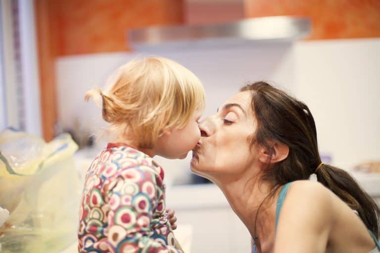 besar a los hijos en la boca Día del Beso: Besar a nuestros hijos en la boca, ¿sí o no?