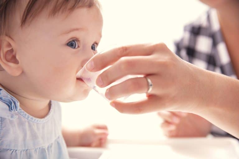 bebé no quiere agua Mi bebé no quiere agua: ¿Qué puedo hacer?