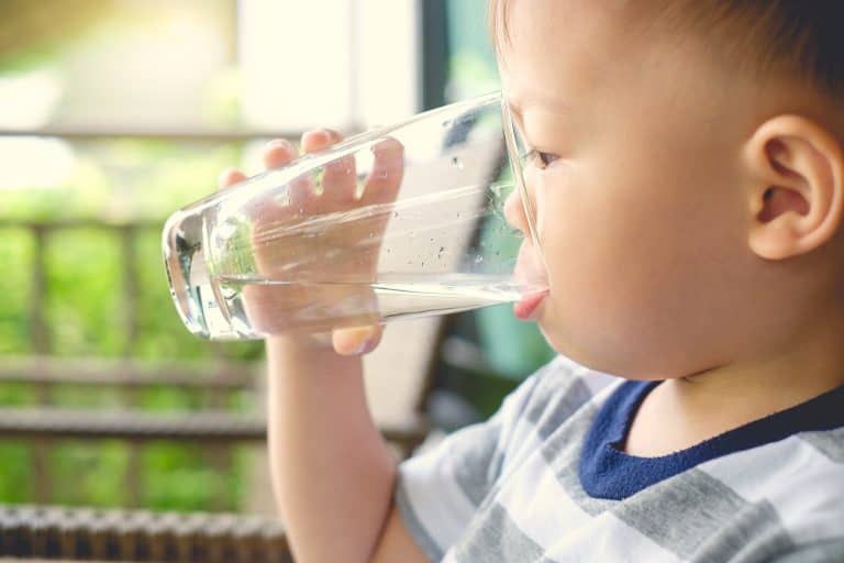 bebé no quiere agua Mi bebé no quiere agua: ¿Qué puedo hacer?