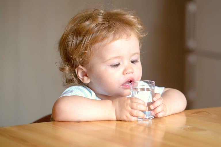 bebé no quiere agua Mi bebé no quiere agua: ¿Qué puedo hacer?