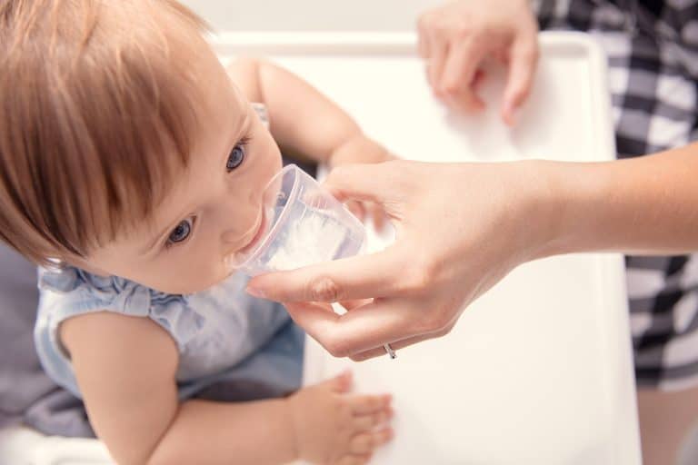 bebé no quiere agua Mi bebé no quiere agua: ¿Qué puedo hacer?
