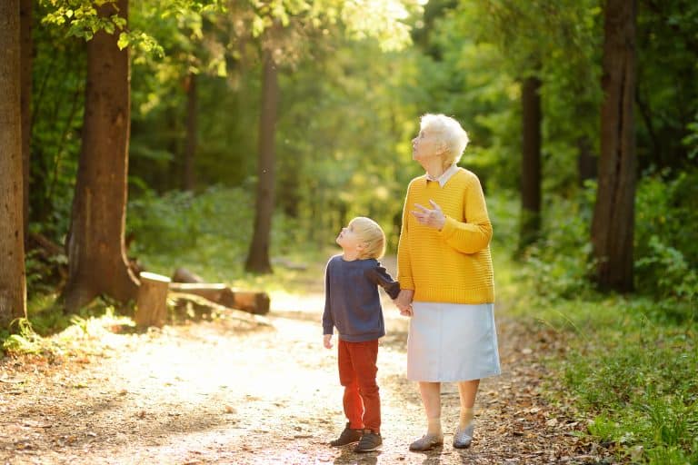La importancia de enseñar a los niños a cuidar de las personas mayores