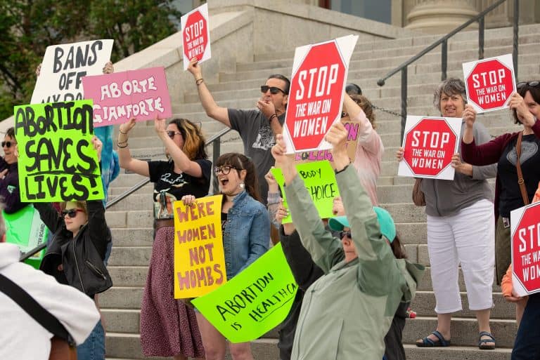 Niña de 10 años víctima de violación Una niña de 10 años víctima de violación se ve obligada a viajar de Ohio a Indiana para poder abortar