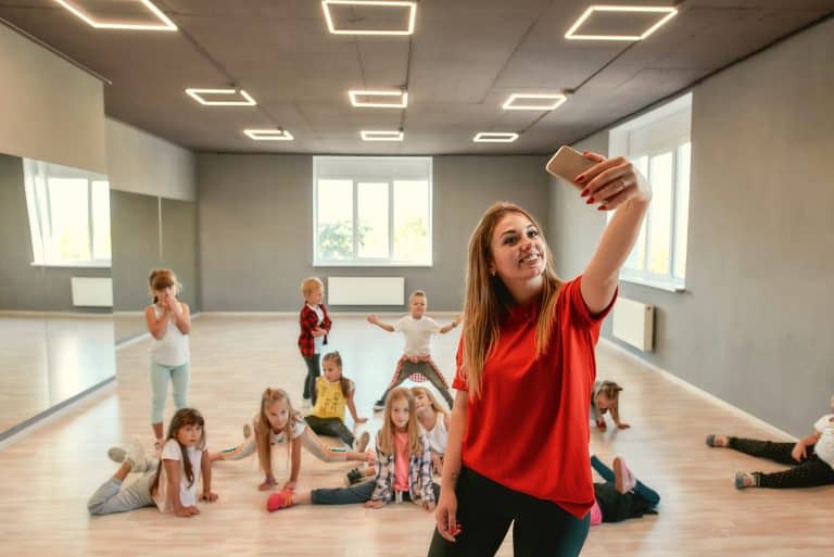 La moda del #TeachToker: Profesores que exponen a sus alumnos