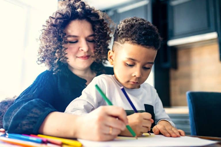 ¿Cuántas familias monoparentales hay en España? Una de cada cuatro familias es monoparental en España