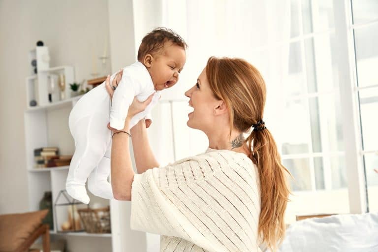 ¿Puede nacer un bebé negro de padres blancos?