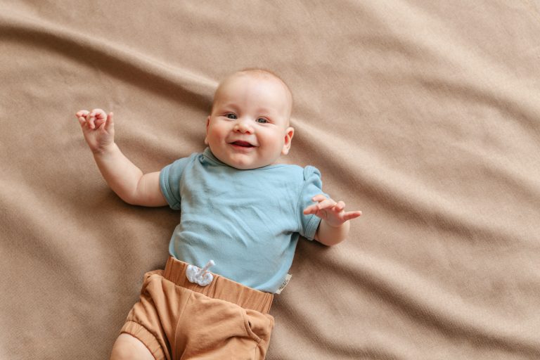 bebé se cae ¿Cuándo preocuparse si un bebé se cae?