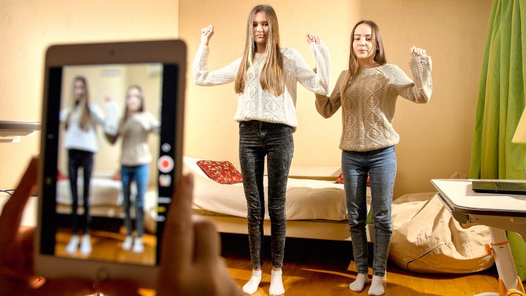 redes sociales y adolescentes Redes sociales y adolescentes: Riesgos