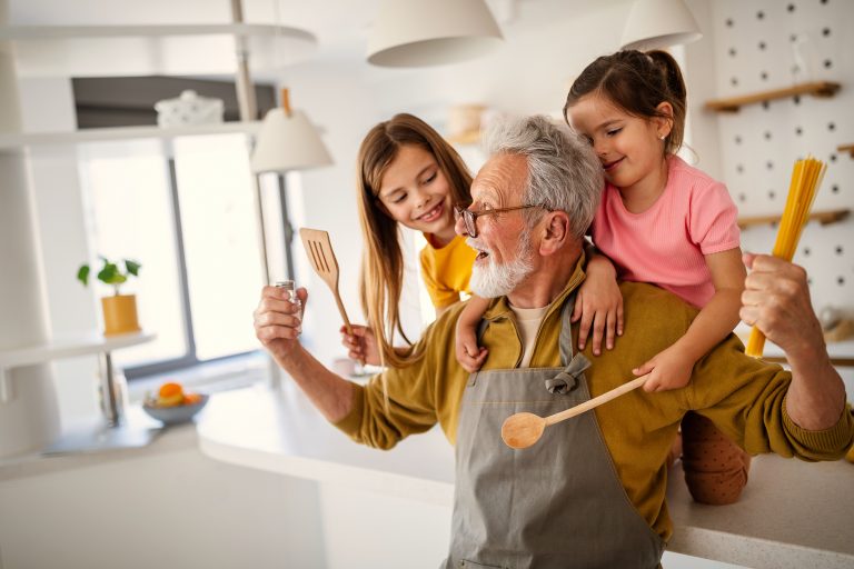 La importancia de los nietos en la vida de los abuelos