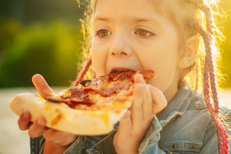 Qué hacer cuando un&nbsp;niño&nbsp;come demasiado