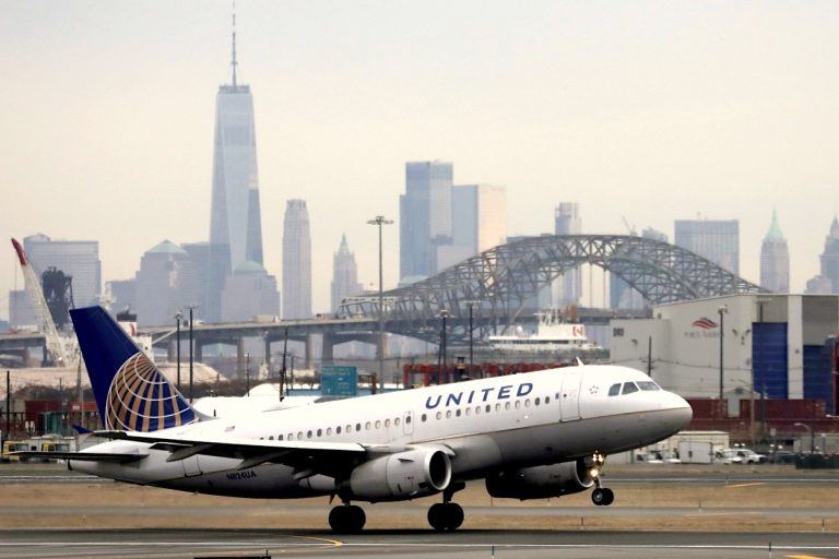 United deja de cobrar a padres por sentarse con sus hijos en avión