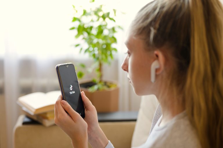 ¿Menores de 18 no podrán usar TikTok más de una hora al día?