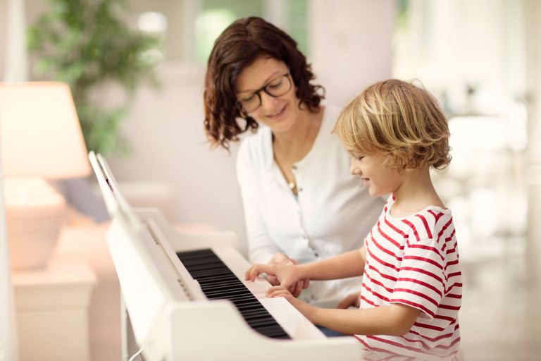 Tocar un instrumento Tocar un instrumento aumenta el cociente intelectual de los niños