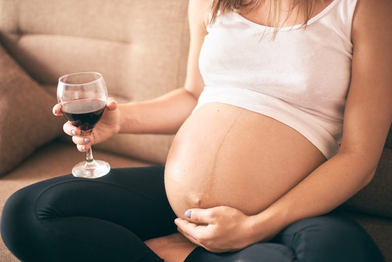 Beber alcohol embarazada Beber alcohol embarazada puede alterar la cara del bebé
