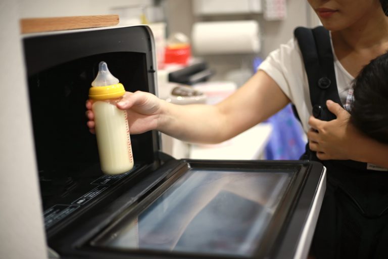 ¿Cómo calentar la leche para el bebé?