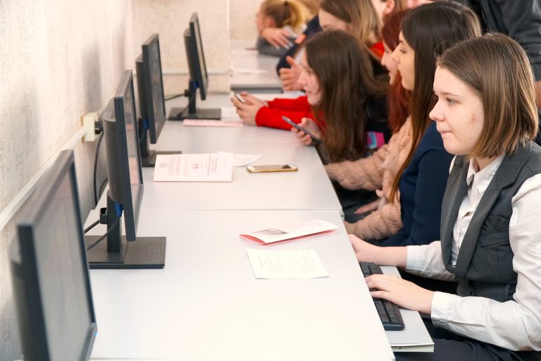 Suecia abandona las pantallas en las aulas y vuelve a los libros