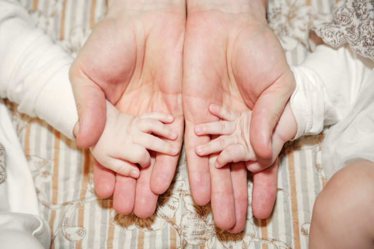 Una madre consigue parir a sus gemelos por cesárea acompañada