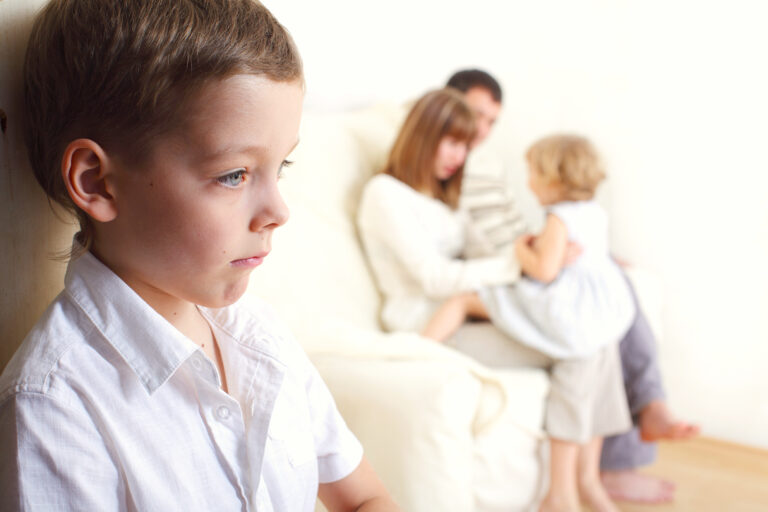 trato diferencial hermanos El trato diferencial de los padres afecta los lazos entre hermanos y a toda la familia