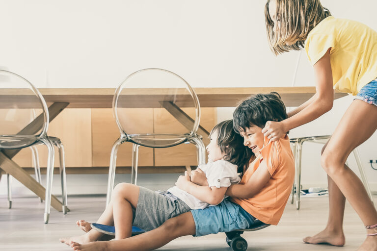 trato diferencial hermanos El trato diferencial de los padres afecta los lazos entre hermanos y a toda la familia