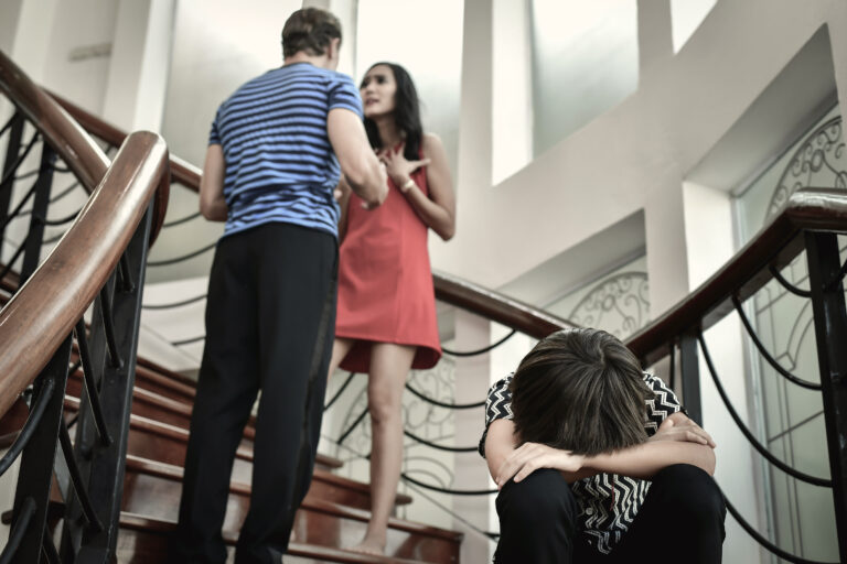 La violencia prolongada de la pareja pone en riesgo a los niños