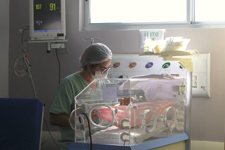 Descubren factores de riesgo para Covid grave en niños